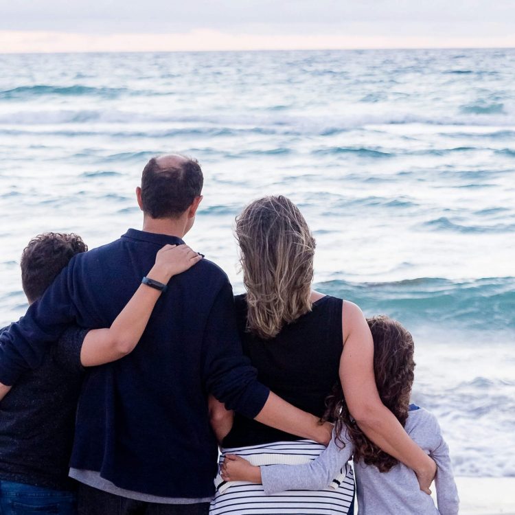 Bildnachweis: Patricia Prudente (@apsprudente) | Eine vierköpfige Familie am Strand | unsplash.com